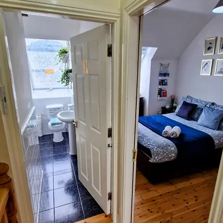 Private Double Bedroom In Front Of The Port - Homestay szállás