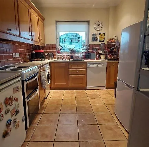 Private Double Bedroom In Front Of The Port - Rum i privatbostad