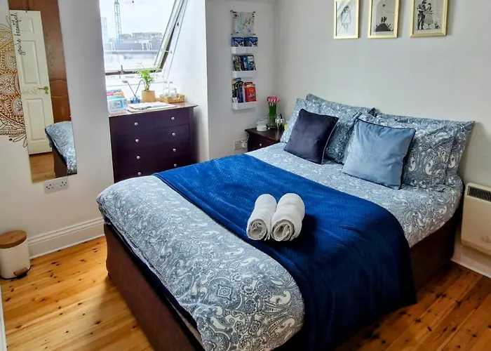 Private Double Bedroom In Front Of The Port - Rum i privatbostad