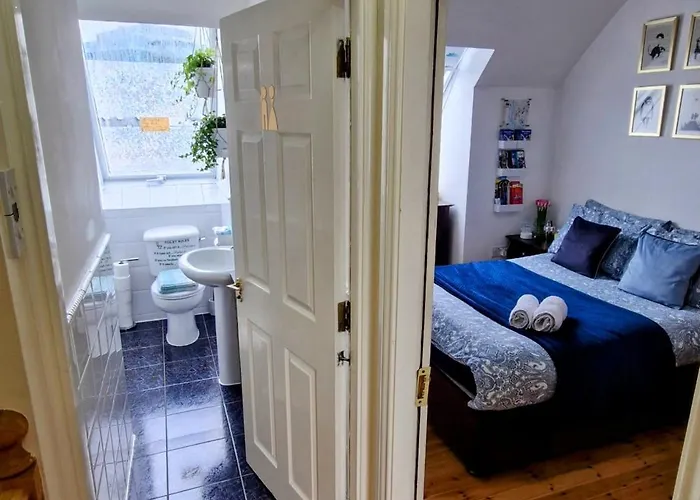 Private Double Bedroom In Front Of The Port - Rum i privatbostad